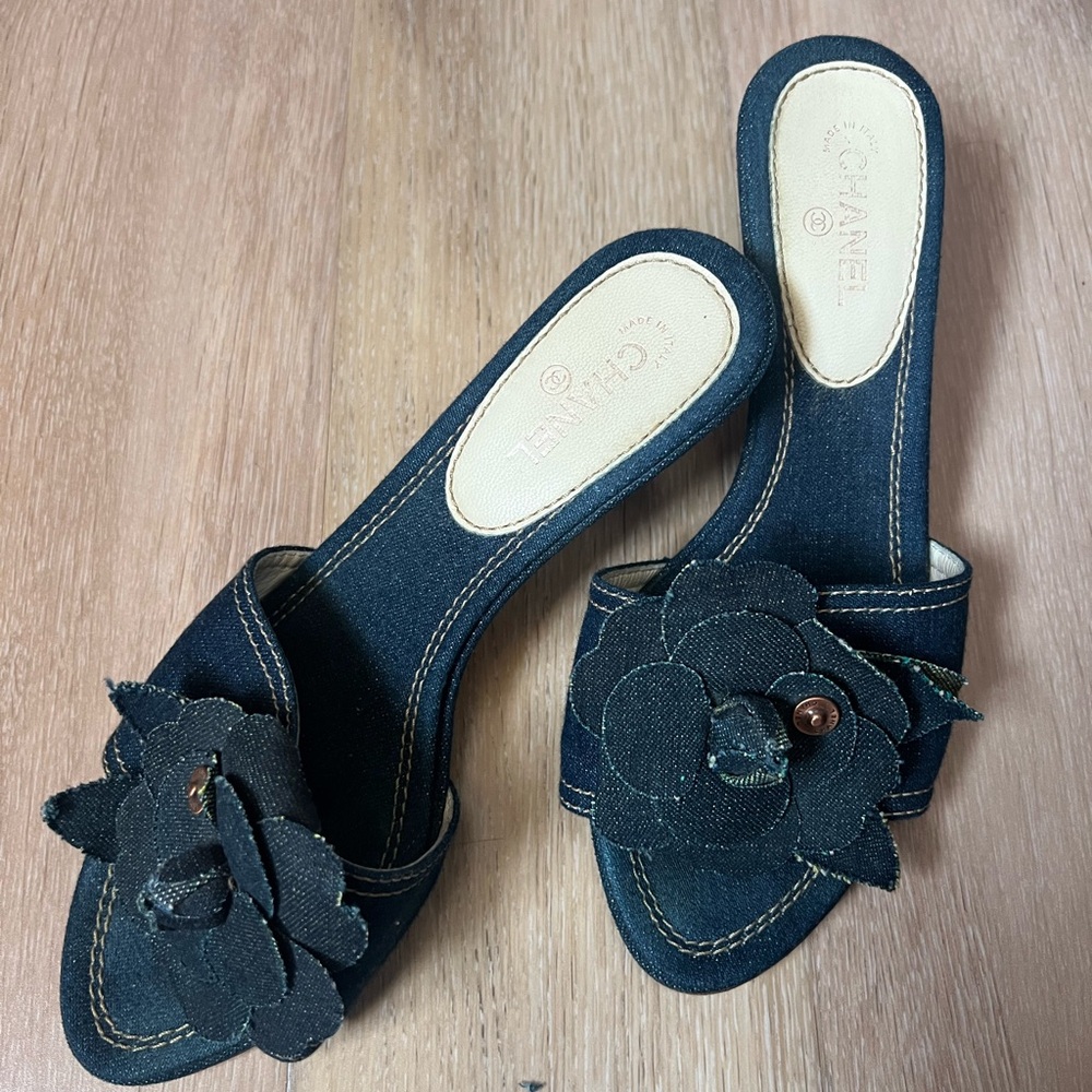 💙Authentic CHANEL denim kitten heels